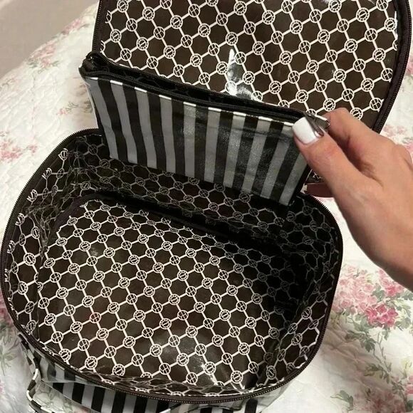 Henri Bendel, Centennial, straight make up case. - Picture 4 of 10